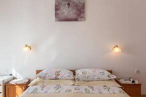 Apartments and Rooms Happiness