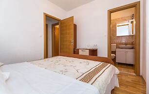 Apartments and Rooms Happiness