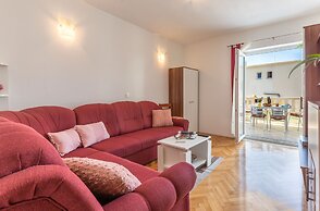 Apartments and Rooms Happiness