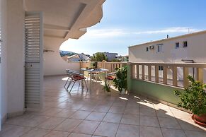 Apartments and Rooms Happiness