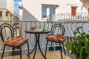 Apartments and Rooms Happiness