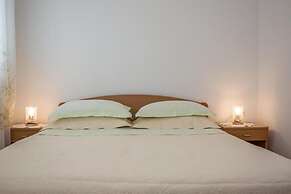 Apartments and Rooms Happiness
