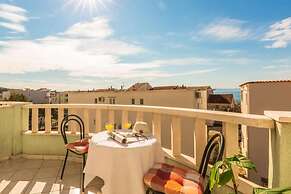 Apartments and Rooms Happiness