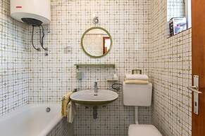 Apartments and Rooms Happiness