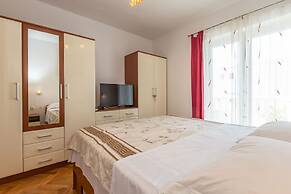 Apartments and Rooms Happiness