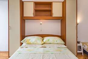 Apartments and Rooms Happiness