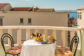 Apartments and Rooms Happiness