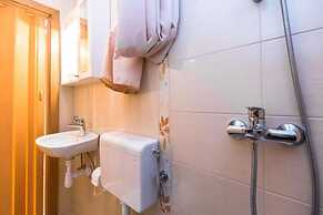 Apartments and Rooms Happiness