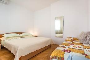 Apartments and Rooms Happiness