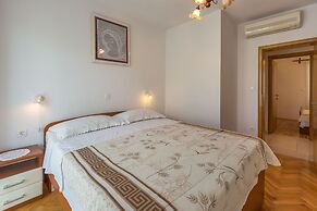 Apartments and Rooms Happiness
