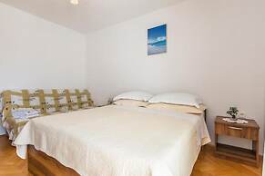 Apartments and Rooms Happiness