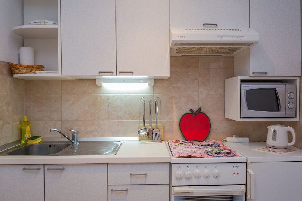 Apartments and Rooms Happiness