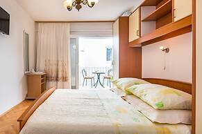 Apartments and Rooms Happiness