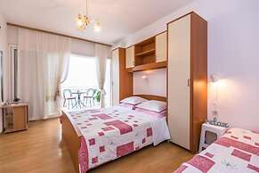 Apartments and Rooms Happiness