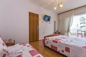 Apartments and Rooms Happiness