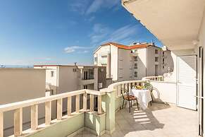 Apartments and Rooms Happiness