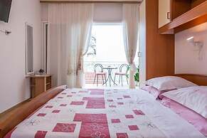 Apartments and Rooms Happiness