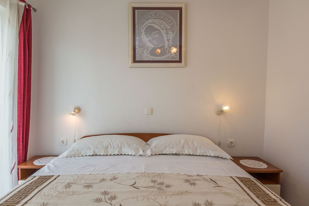 Apartments and Rooms Happiness
