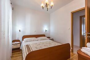 Apartments and Rooms Happiness