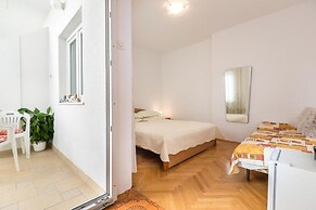 Apartments and Rooms Happiness