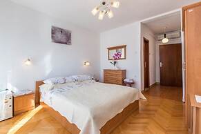 Apartments and Rooms Happiness