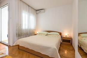 Apartments and Rooms Happiness