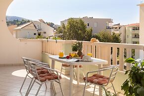 Apartments and Rooms Happiness