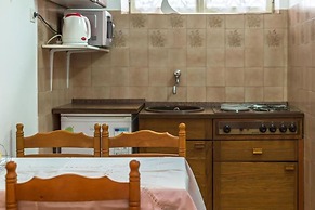 Apartments and Rooms Happiness