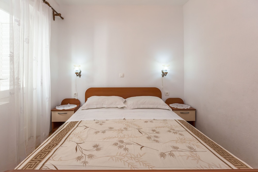 Apartments and Rooms Happiness