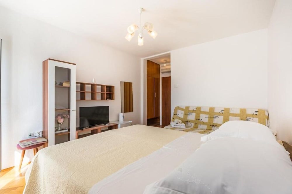 Apartments and Rooms Happiness