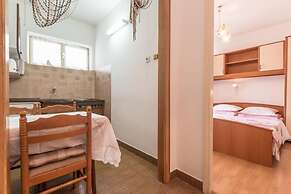 Apartments and Rooms Happiness