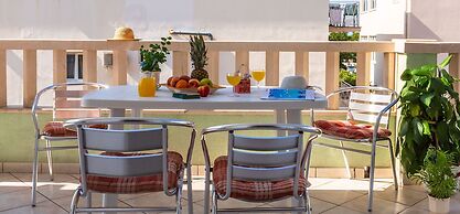 Apartments and Rooms Happiness