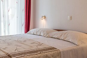 Apartments and Rooms Happiness