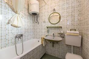 Apartments and Rooms Happiness