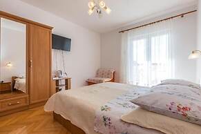 Apartments and Rooms Happiness
