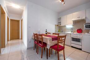 Apartments and Rooms Happiness