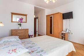Apartments and Rooms Happiness