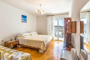 Apartments and Rooms Happiness
