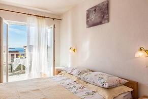 Apartments and Rooms Happiness