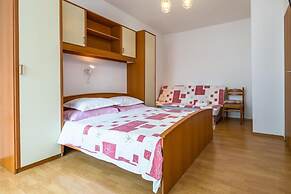 Apartments and Rooms Happiness