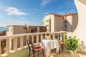 Apartments and Rooms Happiness