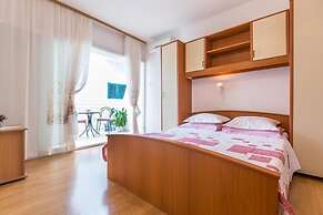 Apartments and Rooms Happiness