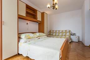 Apartments and Rooms Happiness