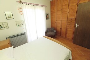House Mrcela 200m From Beach