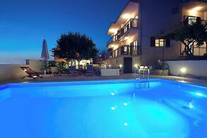 House Mrcela 200m From Beach
