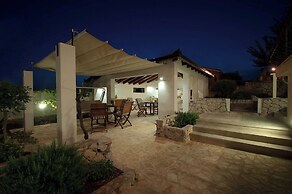House Mrcela 200m From Beach