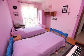 House Mrcela 200m From Beach