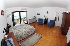 House Mrcela 200m From Beach