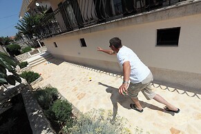 House Mrcela 200m From Beach
