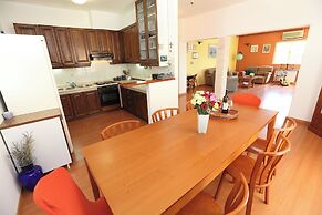 House Mrcela 200m From Beach